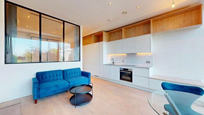 1 Bedroom Flat To Rent In Great West Road, Brentford, TW8