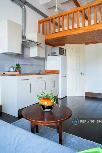 Studio To Rent In Edgware Road, London, NW2