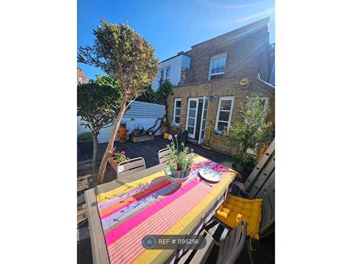 2 Bedroom Flat To Rent In Munster Road, London, SW6