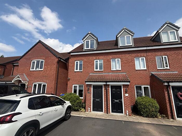 3 Bedroom Town House For Sale In Upton Drive, Burton-On-Trent, DE14