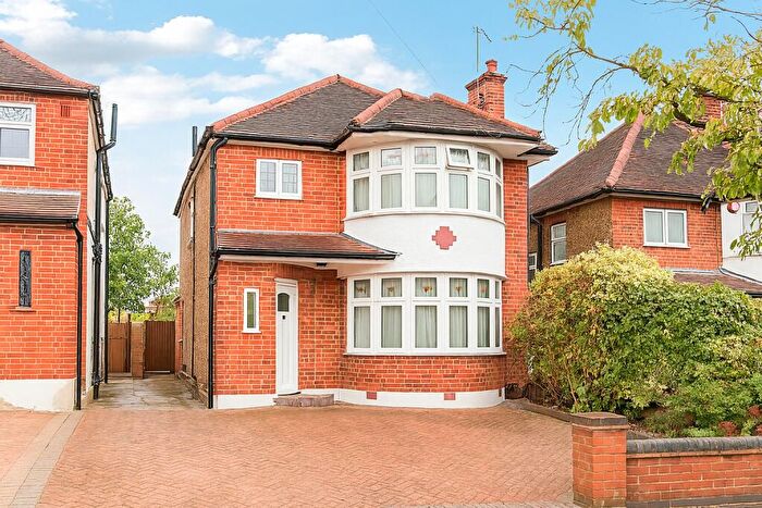 3 Bedroom Detached House For Sale In Friars Walk, London, N14