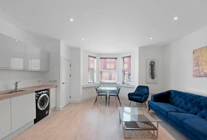 3 Bedroom Flat To Rent In Mitcham Road, London, SW17