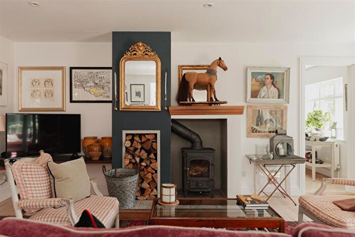 2 Bedroom Detached House For Sale In Duxhurst Lane, Reigate, RH2