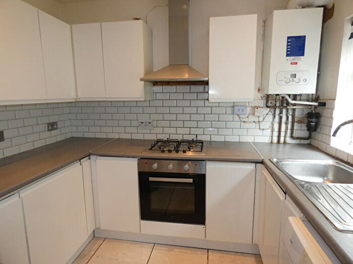 5 Bedroom Semi Detached House To Rent In Runley Road, Luton, LU1