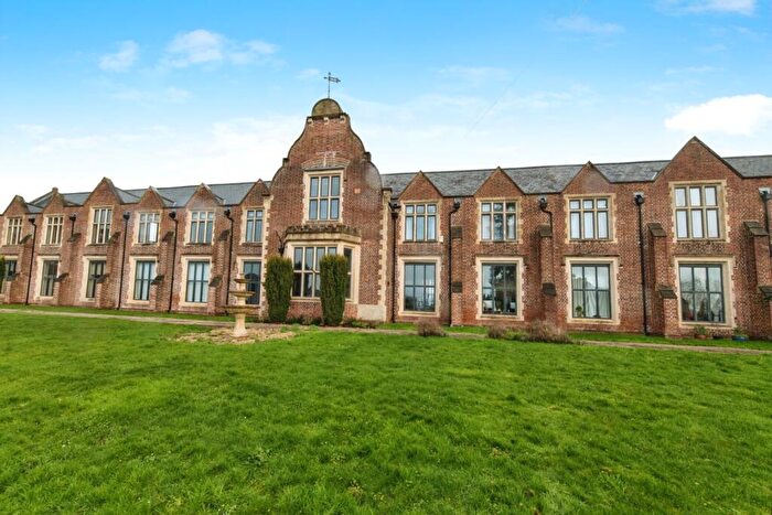 2 Bedroom Flat For Sale In Mount Dinham Court, Exeter, Devon, EX4
