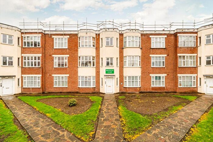 3 Bedroom Flat For Sale In Brownlow Road, London, N11