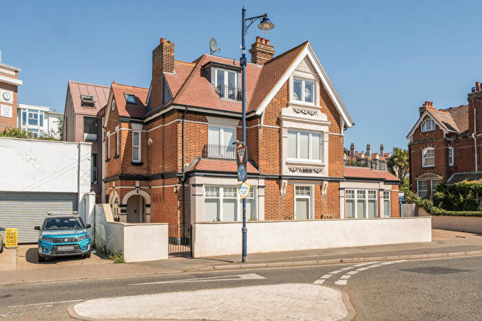 2 Bedroom Apartment For Sale In Undercliff Road West, Felixstowe, IP11