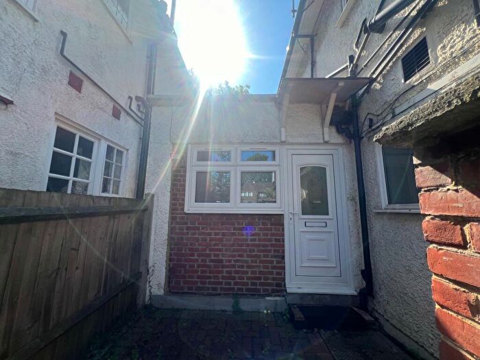 Studio To Rent In Finchley Road, London, NW11