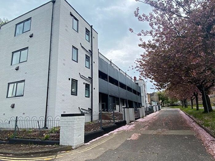 1 Bedroom Flat To Rent In West Parade Flats, Halifax, HX1