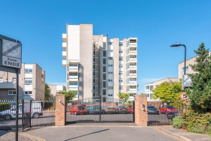 3 Bedroom Flat To Rent In Bloomsbury Close, Ealing, London, W5