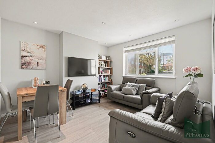 1 Bedroom Maisonette For Sale In Highview Close, Potters Bar, EN6