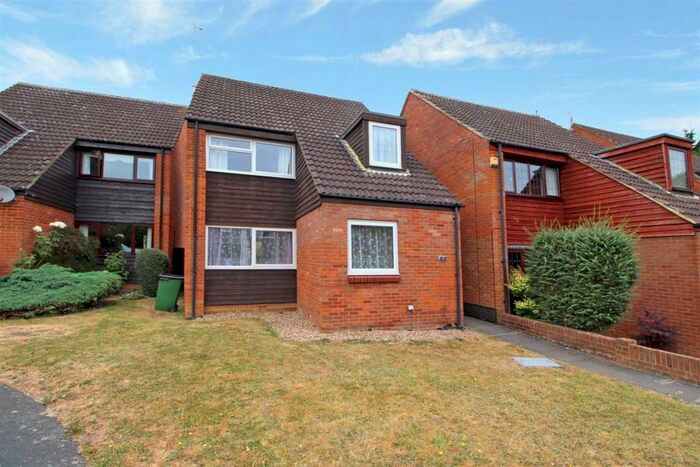 3 Bedroom Semi-Detached House To Rent In Hargreaves Way, Calcot, RG31