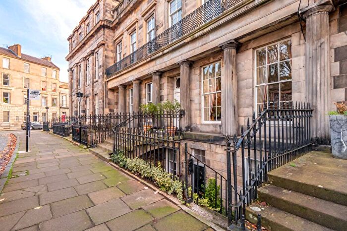 1 Bedroom Apartment For Sale In St. Bernards Crescent, Edinburgh, Midlothian, EH4