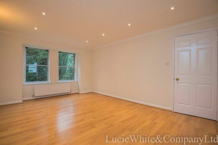 3 Bedroom Apartment To Rent In Meudon Court, Surbiton, KT6