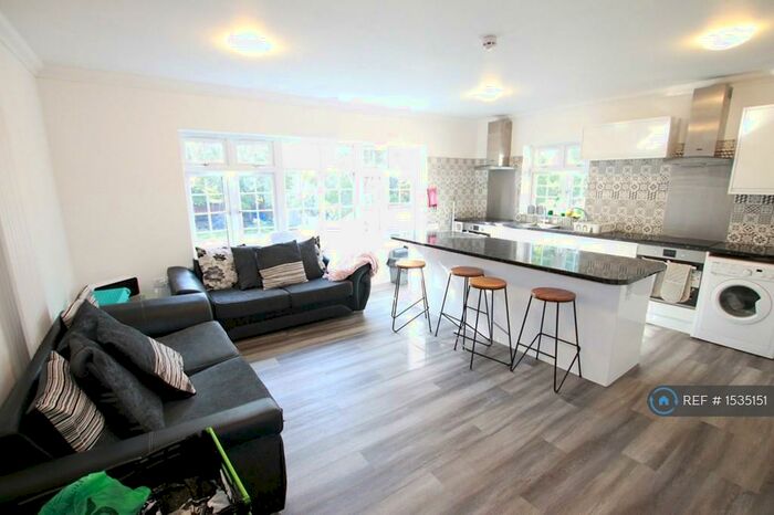 14 Bedroom Terraced House To Rent In Apartments At Shinfield Road, Reading, RG2