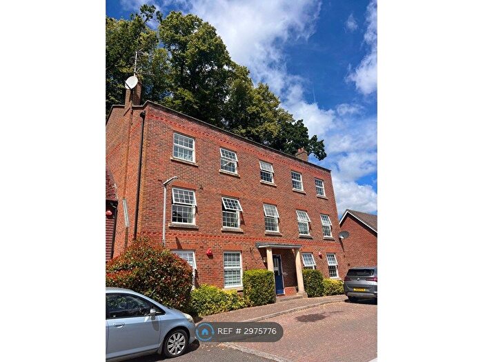 2 Bedroom Flat To Rent In Spring Close, Crawley, RH11