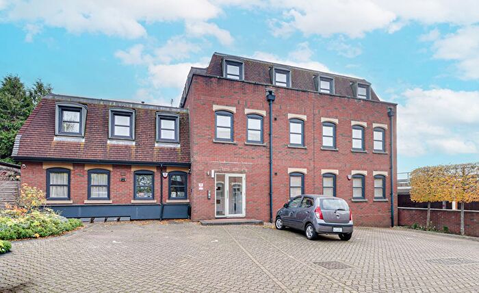 2 Bedroom Flat For Sale In Thompsons Close, Harpenden, AL5