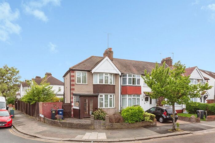3 Bedroom End Terrace House For Sale In Tavistock Avenue, Perivale, Greenford, UB6