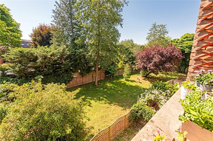 3 Bedroom Flat For Sale In Nursery Close, London, SW15