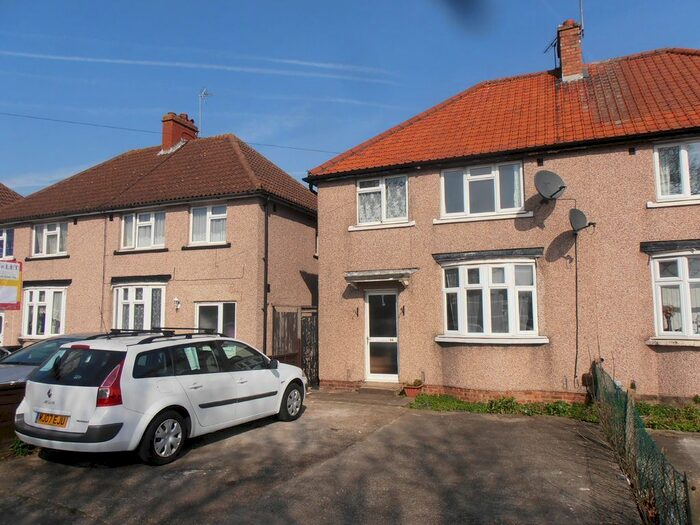 3 Bedroom Semi-Detached House To Rent In Bedfont Road, Feltham, TW13