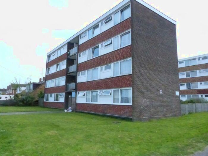 2 Bedroom Flat To Rent In Roseberry Avenue, Benfleet, SS7