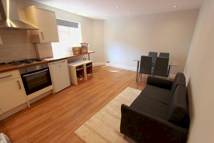2 Bedroom Flat To Rent In Stoke Newington High Street, London, N16