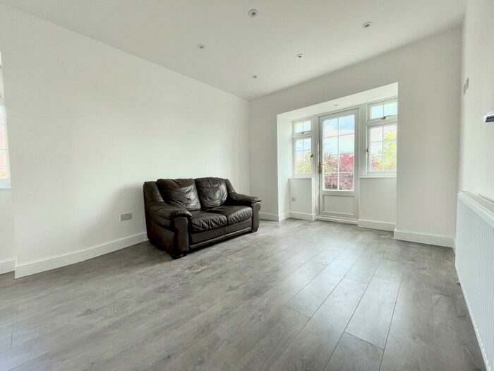 2 Bedroom Flat To Rent In Belmont Close, Cockfosters, EN4