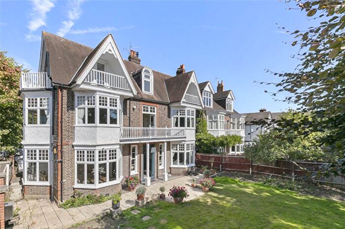 6 Bedroom Detached House For Sale In Vicarage Road, East Sheen, SW14