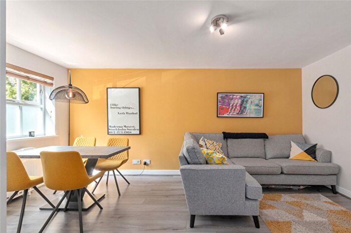 2 Bedroom Flat To Rent In Lisle Close, London, SW17