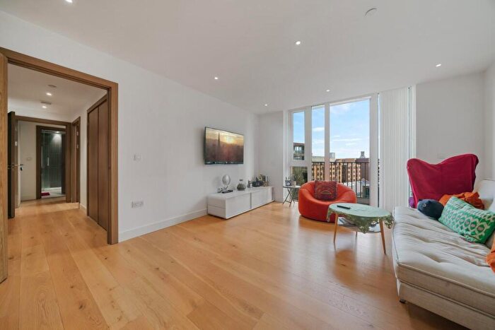 2 Bedroom Apartment For Sale In Vaughan Way, London, E1W