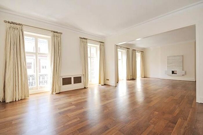 3 Bedroom Flat To Rent In Mandeville Place, Marylebone, W1U