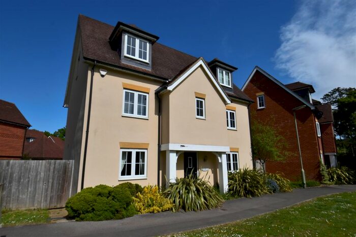 5 Bedroom Detached House To Rent In Brookfield Drive, Horley, RH6