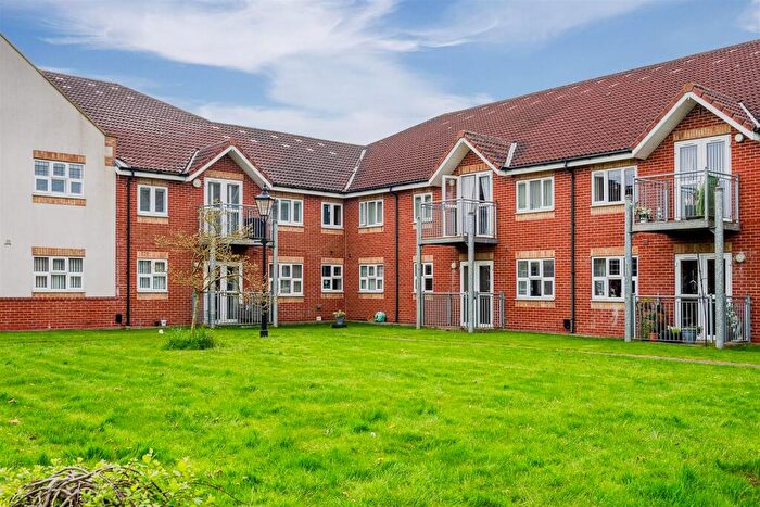 2 Bedroom Apartment For Sale In Birch Tree Drive, Hedon, HU12