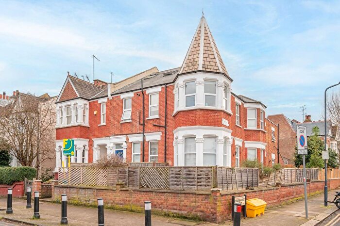 2 Bedroom Flat To Rent In Melrose Avenue, Willesden, London, NW2