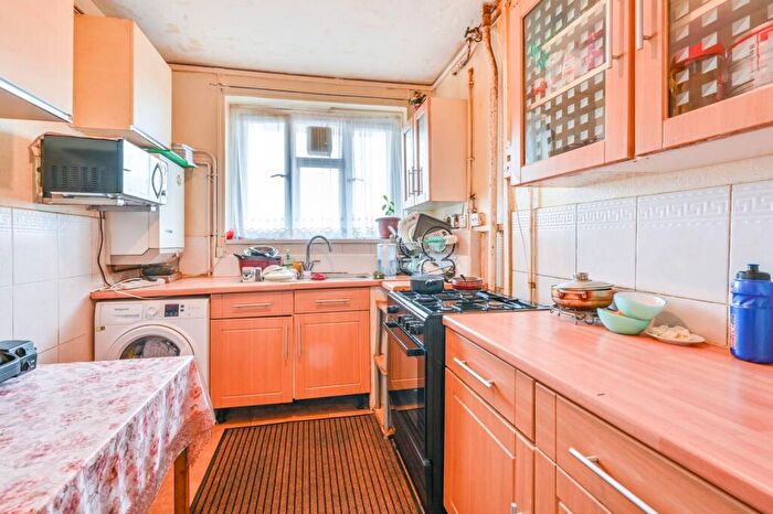 2 Bedroom Flat For Sale In Cornwall Street, Shadwell, London, E1