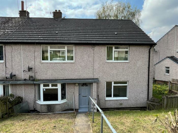 2 Bedroom Flat To Rent In Carmel Road, Boothtown, Halifax, HX3