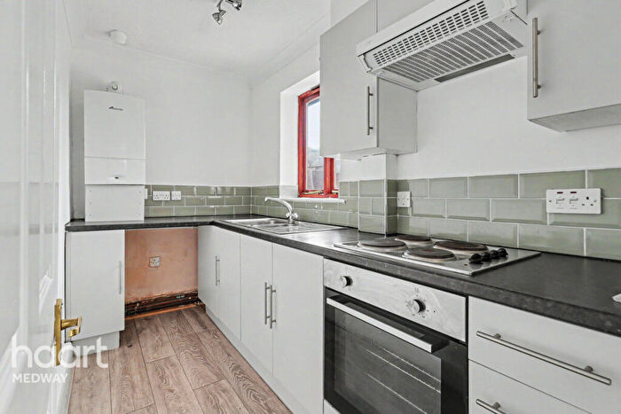 2 Bedroom Flat For Sale In Bishops Walk, Rochester, ME1