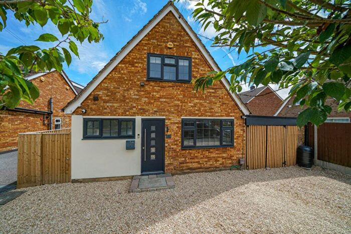 3 Bedroom Detached House For Sale In Five Oaks, Caddington, LU1