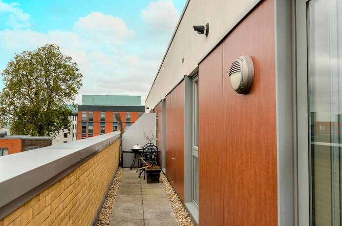 2 Bedroom Flat To Rent In St Georges Grove, Tooting, London, SW17