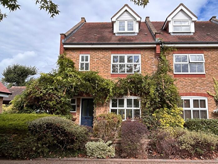4 Bedroom Semi-detached House For Sale In Berkeley Mews, Lower Sunbury, TW16
