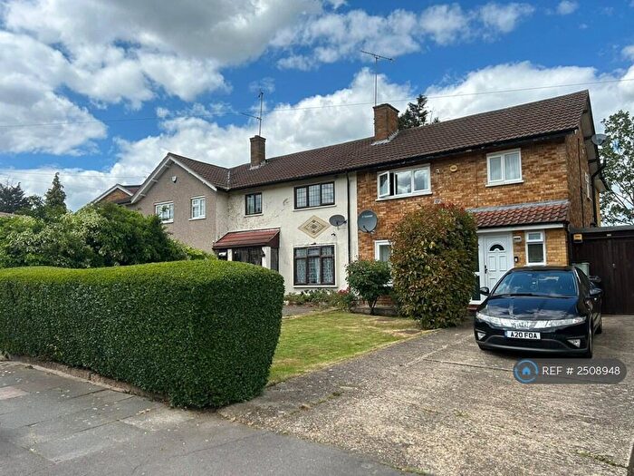 4 Bedroom End Of Terrace House To Rent In Aragon Drive, Ilford, IG6
