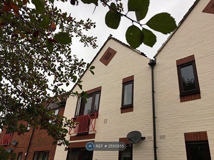 1 Bedroom Flat To Rent In Rex Court, Haslemere, GU27