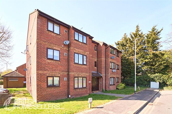 1 Bedroom Flat For Sale In Boltons Lane, Harlington, Hayes, UB3