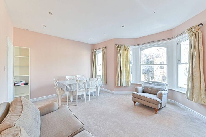 3 Bedroom Flat For Sale In Ballater Road, Clapham, London, SW2