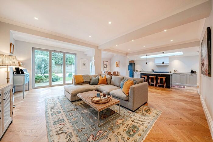 5 Bedroom Link Detached House For Sale In Voss Court, Streatham Common, London, SW16