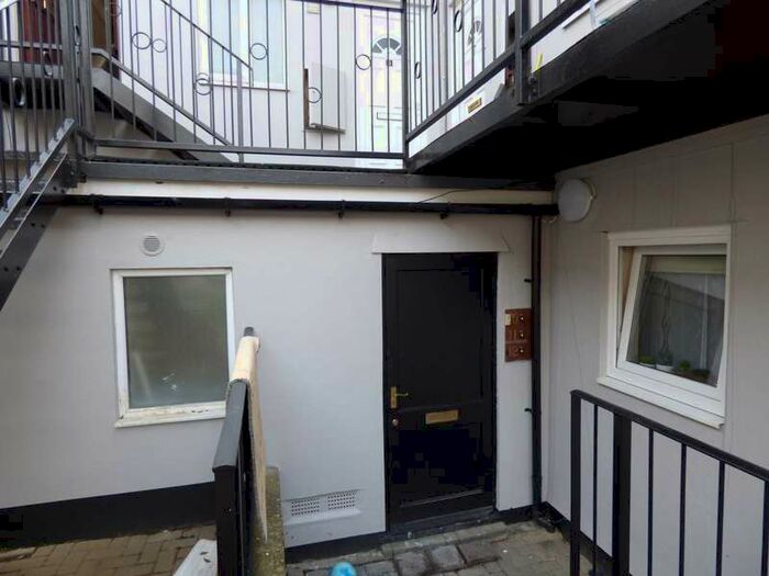 1 Bedroom Flat To Rent In Lathwell Court, Luton, LU2