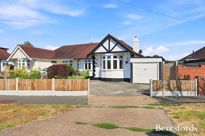 4 Bedroom Bungalow For Sale In Pettits Lane North, Rise Park, RM1