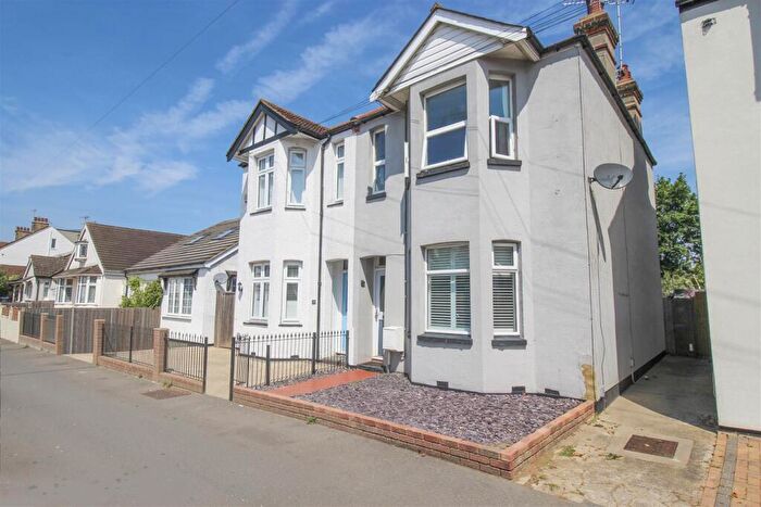 1 Bedroom Flat For Sale In Ronald Hill Grove, Leigh-On-Sea, SS9