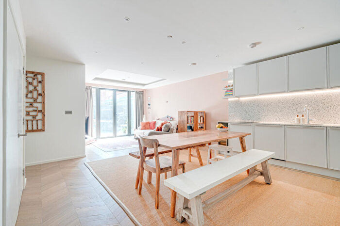 2 Bedroom Apartment For Sale In Farnfield Close, London, N8