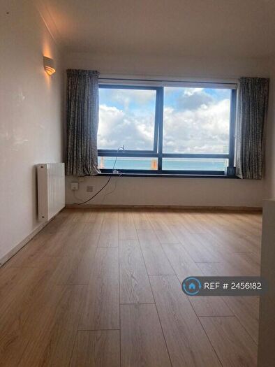 2 Bedroom Flat To Rent In Sharon Court, Cowes, PO31